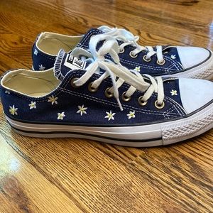 Women’s Converse All Star size 8. Blue with White Daisies